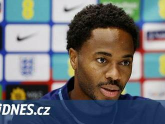 Sterling odjel z MS domů po ozbrojeném vloupání do londýnského domu