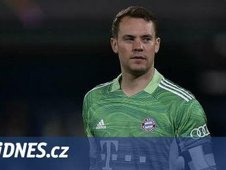 Brankář Bayernu Neuer má po sezoně. Při lyžování si zlomil nohu