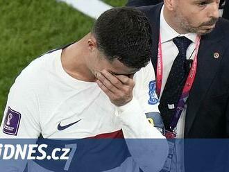 Vážně je to dobrý nápad? Z rekordmana náhradníkem. A Ronaldo se loučil v slzách