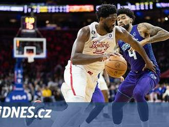 Famózní Embiid dovedl Philadelphii k výhře nad Charlotte, dal 53 bodů