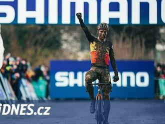 Ani ručník v přehazovačce ho nezastavil. Van Aert je zpět, už zase vítězí