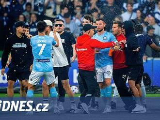 Létaly světlice, gólmana zranil kýbl. Fotbalové derby v Melbourne se nedohrálo