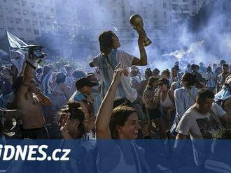 Zaplněné ulice, sláva v těžkých časech. Argentinci čekají na zlaté fotbalisty