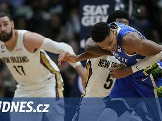 Nový lídr NBA z Milwaukee porazil New Orleans, Adetokunbo nasázel 42 bodů