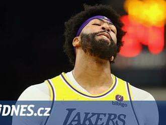 Lakers znovu na kolenou. Hvězdný pivot Davis má únavovou zlomeninu