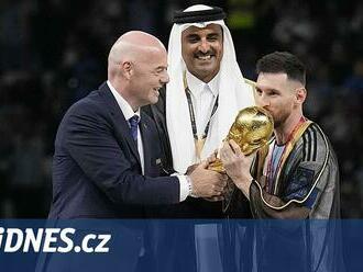 Messi dostal z Ománu milionovou nabídku za bišt, ve kterém převzal trofej