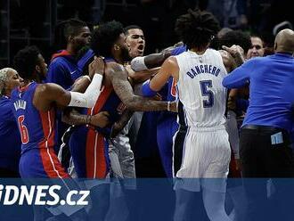 Rvačka v NBA přinesla jedenáct distancovaných, tresty si odslouží po skupinách