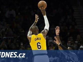 Nejlepší výkon sezony. LeBron James oslavil narozeniny 47 body