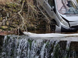 Ve Svatém Petru hasiči vyprošťovali osobní automobil z potoka, vůz našli uzamčený a nastartovaný