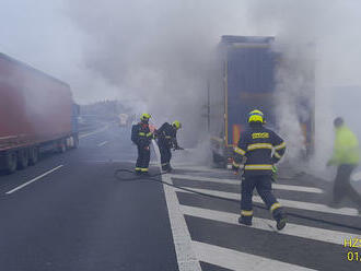 Na dálnici D5 u sjezdu na Losinou, ve směru na Prahu, došlo k požáru na nápravě návěsu nákladního…