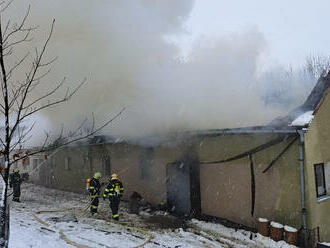 U požáru domu v obci Hůrka zemřela jedna osoba, na místě zasahovalo pět jednotek hasičů