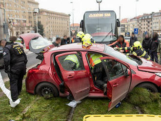 Po střetu tramvaje s osobním autem v ulici Jugoslávských partyzánů v Praze hasiči vyprostili jednu osobu