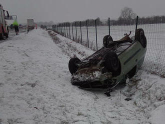 Na 65. kilometru dálnice D11 havaroval ve směru na Prahu havaroval osobní automobil, skončil mimo…