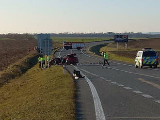 Silnice číslo 53 u Pohořelic je po nehodě neprůjezdná. Hasiči vyprošťují zraněnou osobu po střetu…