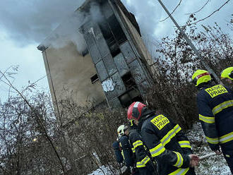 V Chodovské ulici v Praze likvidovali hasiči požár odpadu v neužívaném objektu, nasazeno bylo pět vodních proudů