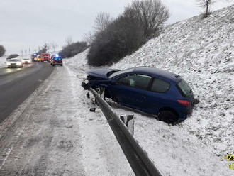 Na silnici 21 u Brodu nad Tichou došlo k nehodě osobního vozidla, skončilo na svodidlech. Jedna…