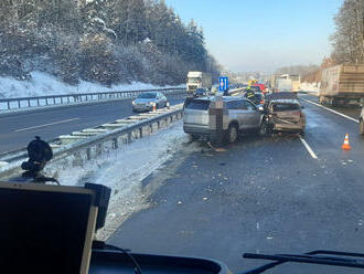 U dopravní nehody čtyř osobních automobilů zasahují profesionální hasiči z Benešova na dálnici D1 u…