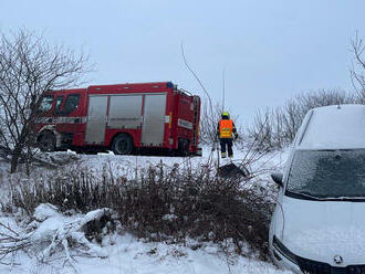 V ulici Do Panenek v Praze zasahují hasiči u vyproštění osobního vozidla z příkopu. Na místo byl…