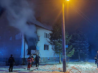 Devět osob zachránili hasiči při požáru ve Valteřicích, čtyři byly zraněny