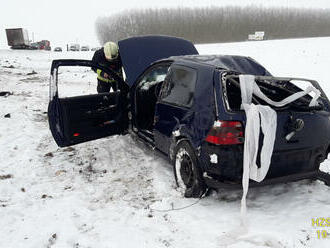 Mezi Meclovem a Březím se střetla dodávka a osobní vozidlo. Jedna zraněná osoba je v péči ZZS, k…