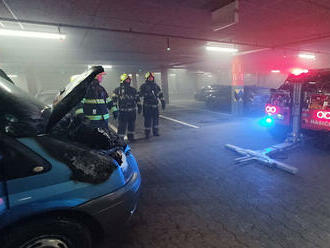 U požáru auta v podzemní garáži nákupního centra v Praze zasahovali hasiči z pěti jednotek