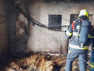 Požár slámy v teletníku v obci Nezbavětice se obešel bez zranění osob i dobytka.