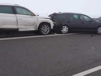 Dálnici D1 na Vysočině zastavila hromadná nehoda. Stala se na 159. km ve směru na Brno. V místě je…