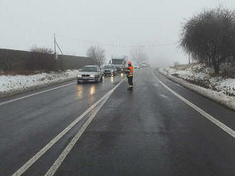 Hasiči zasahují u nehody nákladního vozidla a dodávky na silnici 53 u Branišovic. Zraněny byly dvě…