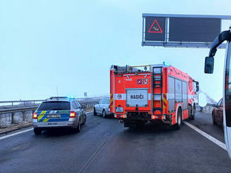 Dálnice D1 je aktuálně od Domašova ve směru na Brno uzavřena, v několika nehodách bouralo více než…