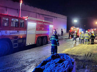 200 jalovic a telat museli hasiči evakuovat při požáru kravína v Jedlové na Svitavsku