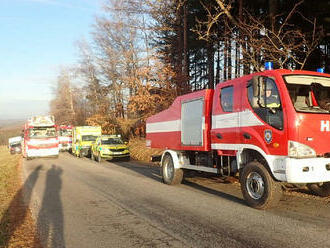 U obce Komňa spadl v rozestavěné chatě muž, přiletěl pro něj vrtulník