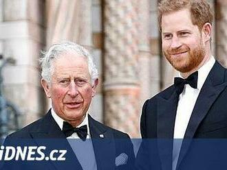 Karel III. pozve Harryho a Meghan na korunovaci, o seriálu pomlčí