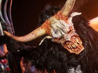 VIDEO: Krampusové děsili v Klatovech, nezbedné děti chránili Mikuláš i anděl