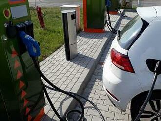 Nabíjení elektromobilů zdarma u obchodů definitivně skončilo. Kvůli zdražování