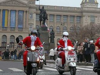 VIDEO: Santa Clausové projeli Prahou na Vespách pro Kapku naděje