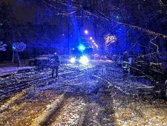 Sněžení zkomplikovalo dopravu v Česku. Policie uzavřela dálnici D3 na Prahu