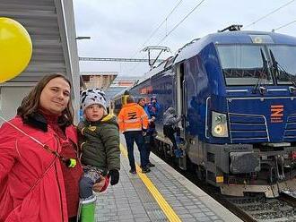 Jízda v drezíně i lokomotivě. V Adamově si lidé užili otevření opravené trati