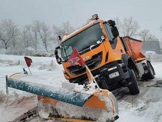 Sníh komplikuje dopravu v Česku. Meteorologové varují před sněhovými jazyky