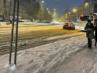 Sníh zasypal Olomoucko. Uvázlé kamiony zablokovaly dálnici D46