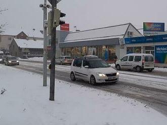 Silné sněžení na Šumpersku. Auta jezdila krokem, zpoždění měly i vlaky