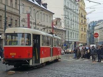 OBRAZEM: V centru Prahy vykolejila tramvaj. Skončila až na chodníku