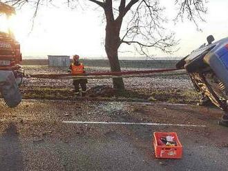 Auto narazilo v Brně do zábradlí, ledovka komplikovala provoz i jinde