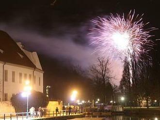 Ohňostroj, nebo zákaz petard? Města i lidé se chystají na silvestrovské oslavy