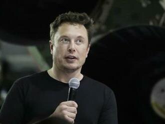 Musk verí, že vylieči slepých aj hluchých: Začne testovať mozgové čipy na ľuďoch