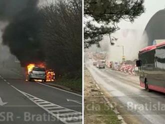 Piatkový KOLAPS v Bratislave: Najprv niekoľkometrový gejzír, potom horiace auto, VIDEO