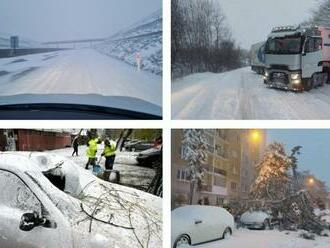 FOTO: Východ zápasí s KALAMITOU: Z cesty sfúklo autobus, autá zničili popadané stromy!