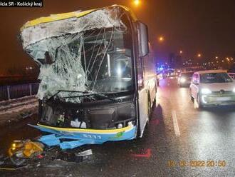 Autobus plný ľudí sa ZRAZIL s posýpačom: Zranilo sa SEDEM cestujúcich!