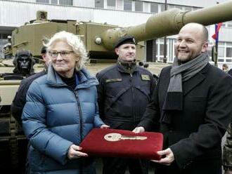 Minister Naď neskrýval RADOSŤ: Slovensko si prevzalo prvý z 15 tankov Leopard, FOTO