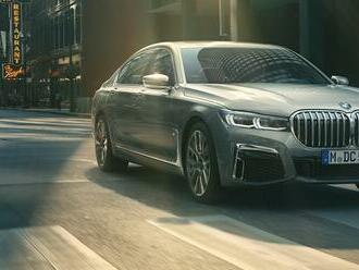 Skúsite si tipnúť, akú maximálnu rýchlosť má BMW 750i bez obmedzovača? To číslo vás prekvapí