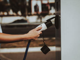 Chcú obmedziť nabíjačky elektromobilov. Budú Nemci nabíjať svoje autá desiatky hodín?